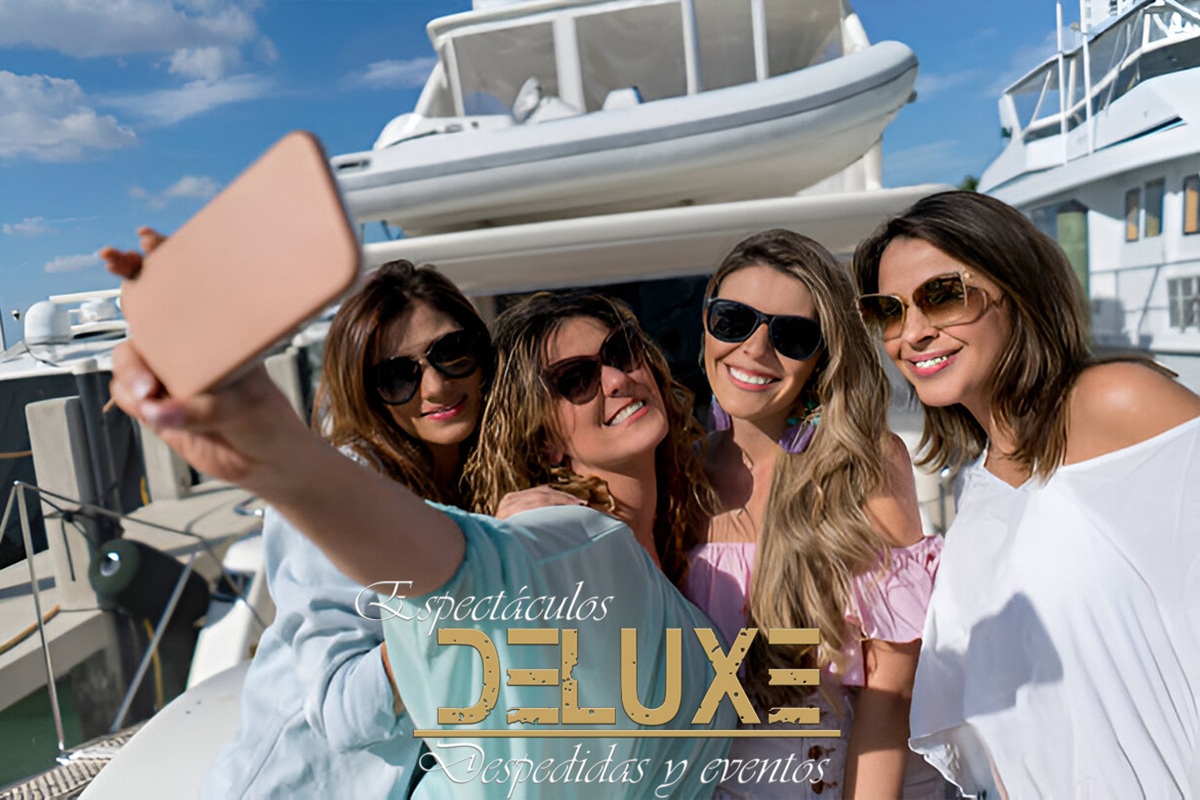 Fiesta de amigas en barco Sevilla